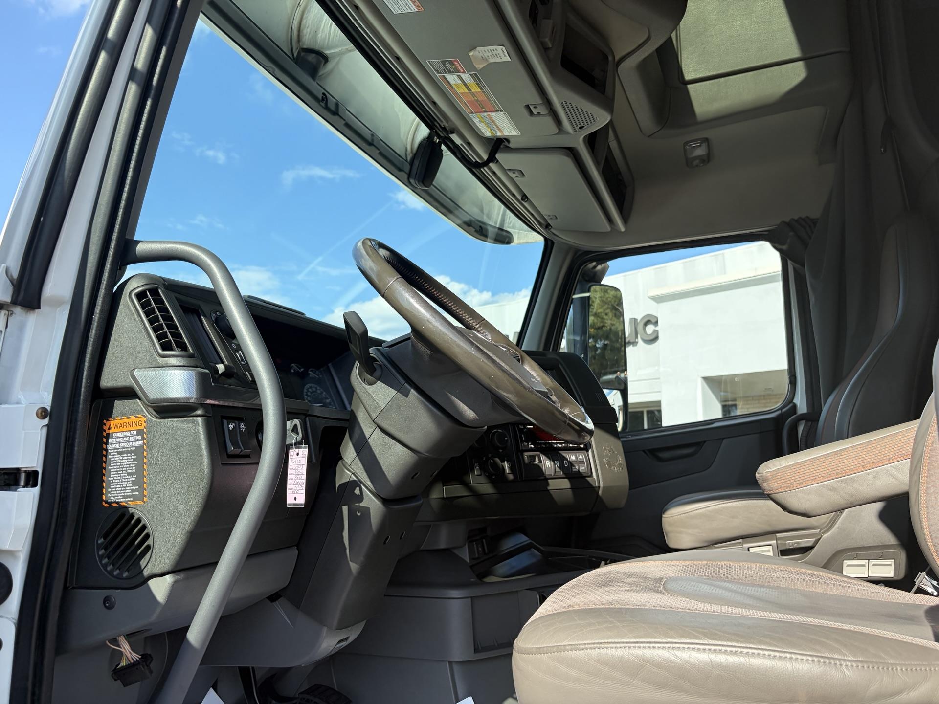 2023 Volvo VNL 860 in Fultondale, AL — photo 8