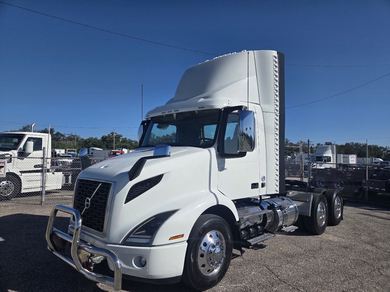 2022 Volvo VNR64T300