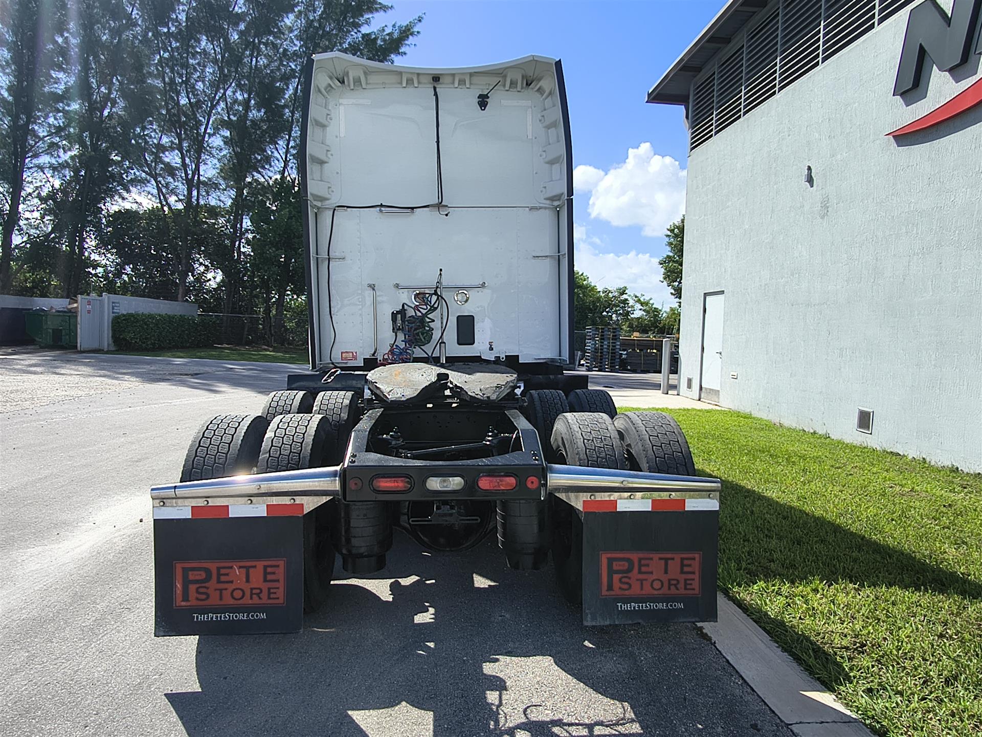2023 Peterbilt 579 in Fort Lauderdale, FL — photo 5