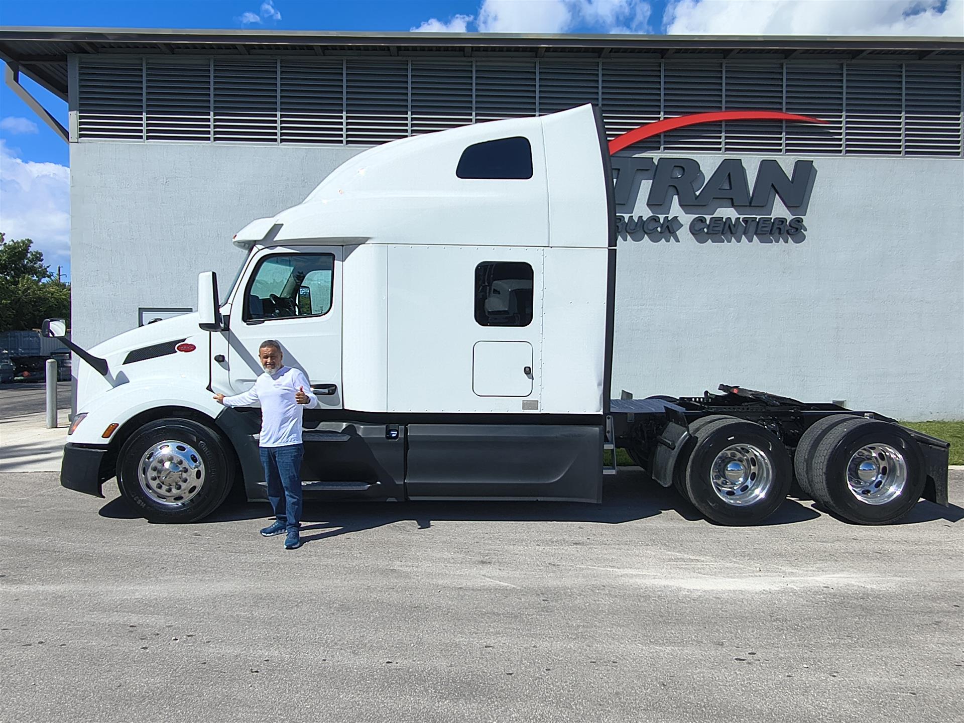 2023 Peterbilt 579 in Fort Lauderdale, FL — photo 8