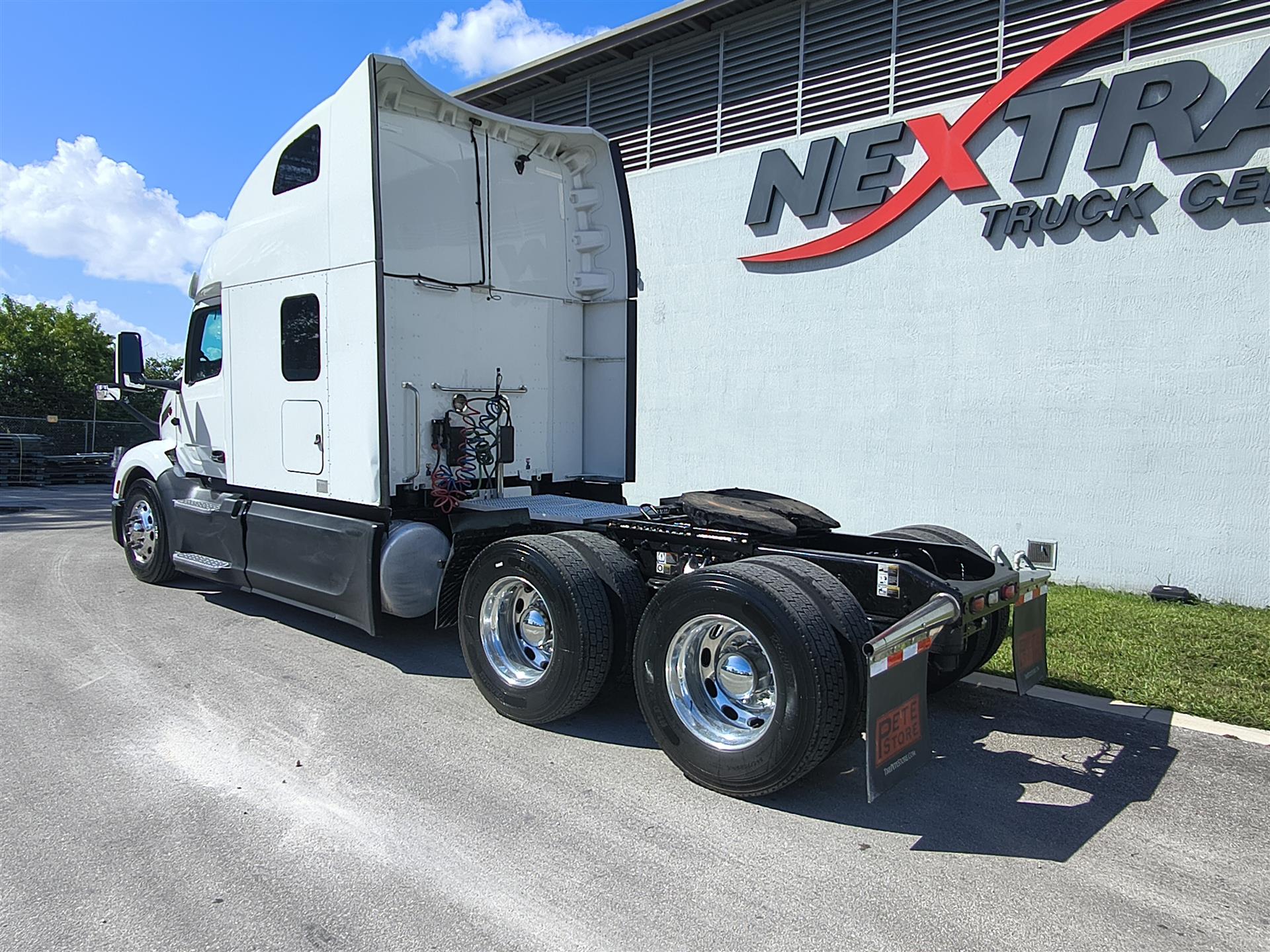 2023 Peterbilt 579 in Fort Lauderdale, FL — photo 6
