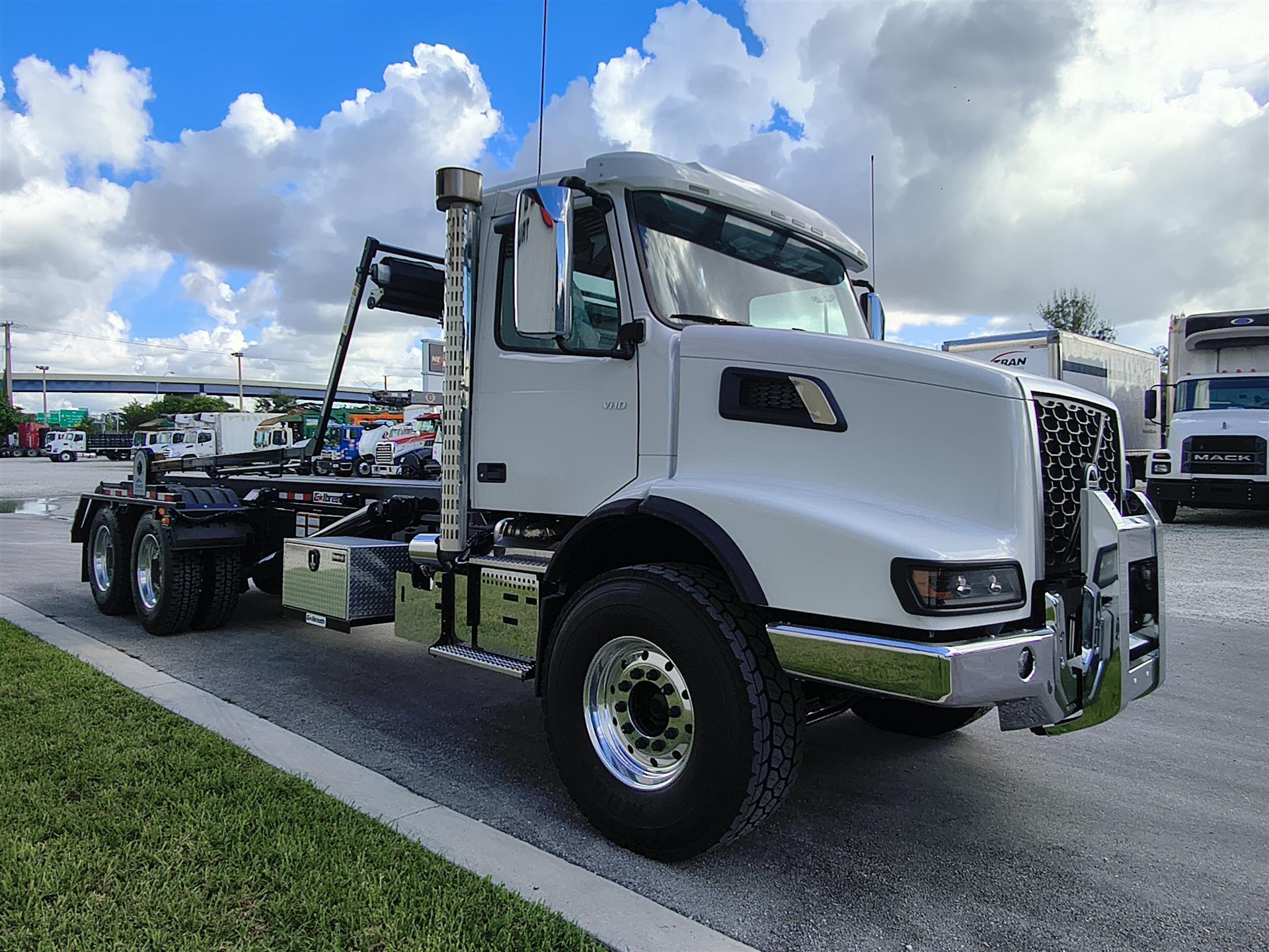 2027 Volvo VHD 300 in Fort Lauderdale, FL — photo 4
