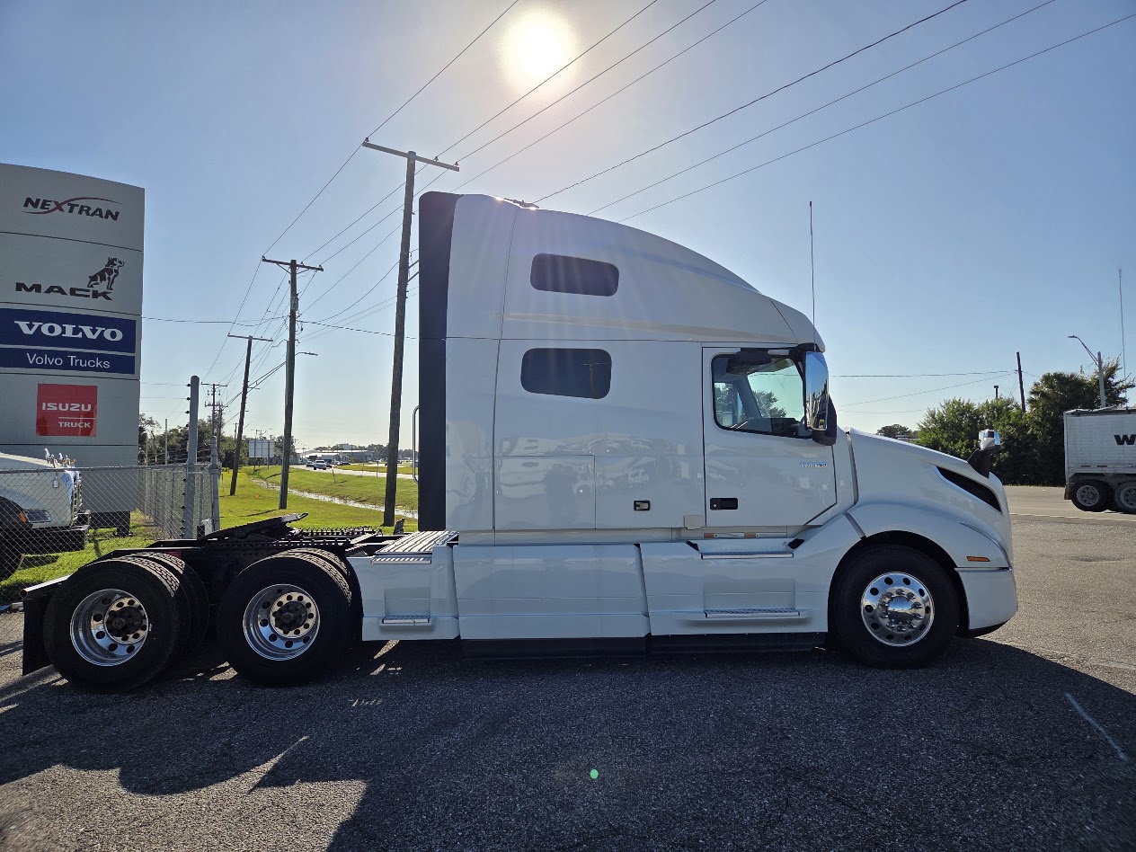2025 Volvo VNL 760 in Tampa, FL — photo 5