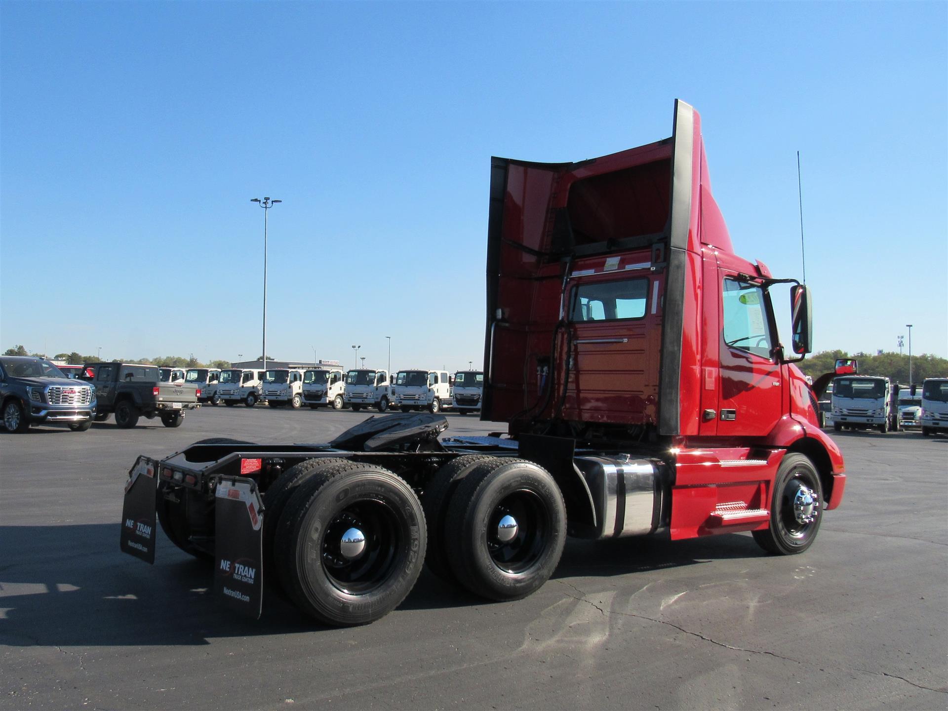 2022 Volvo VNR 640 in Kansas City, MO — photo 4