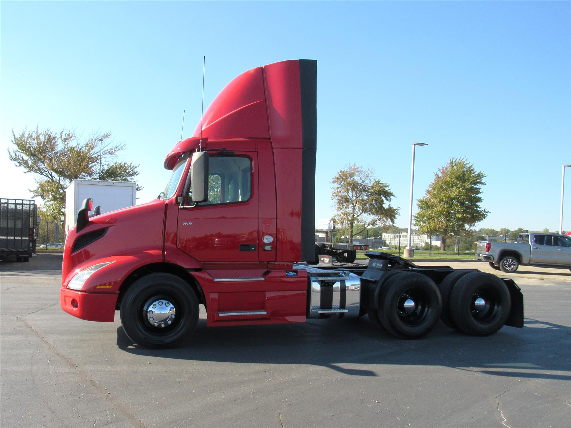 2022 Volvo VNR 640 in Kansas City, MO — photo 2