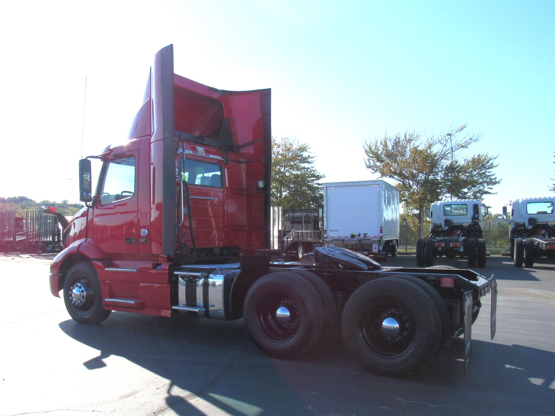 2022 Volvo VNR 640 in Kansas City, MO — photo 3