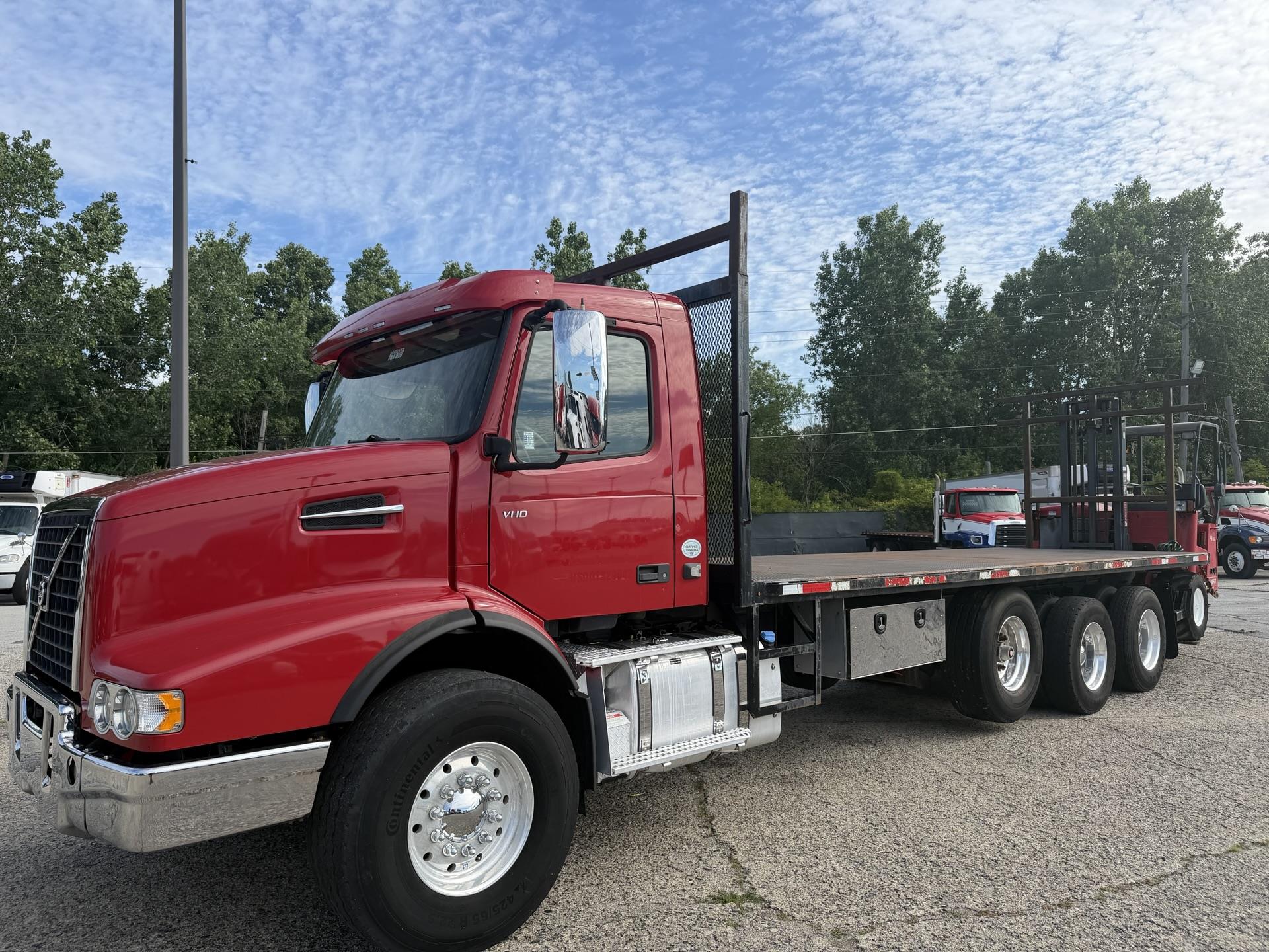 2021 Volvo VHD64B300